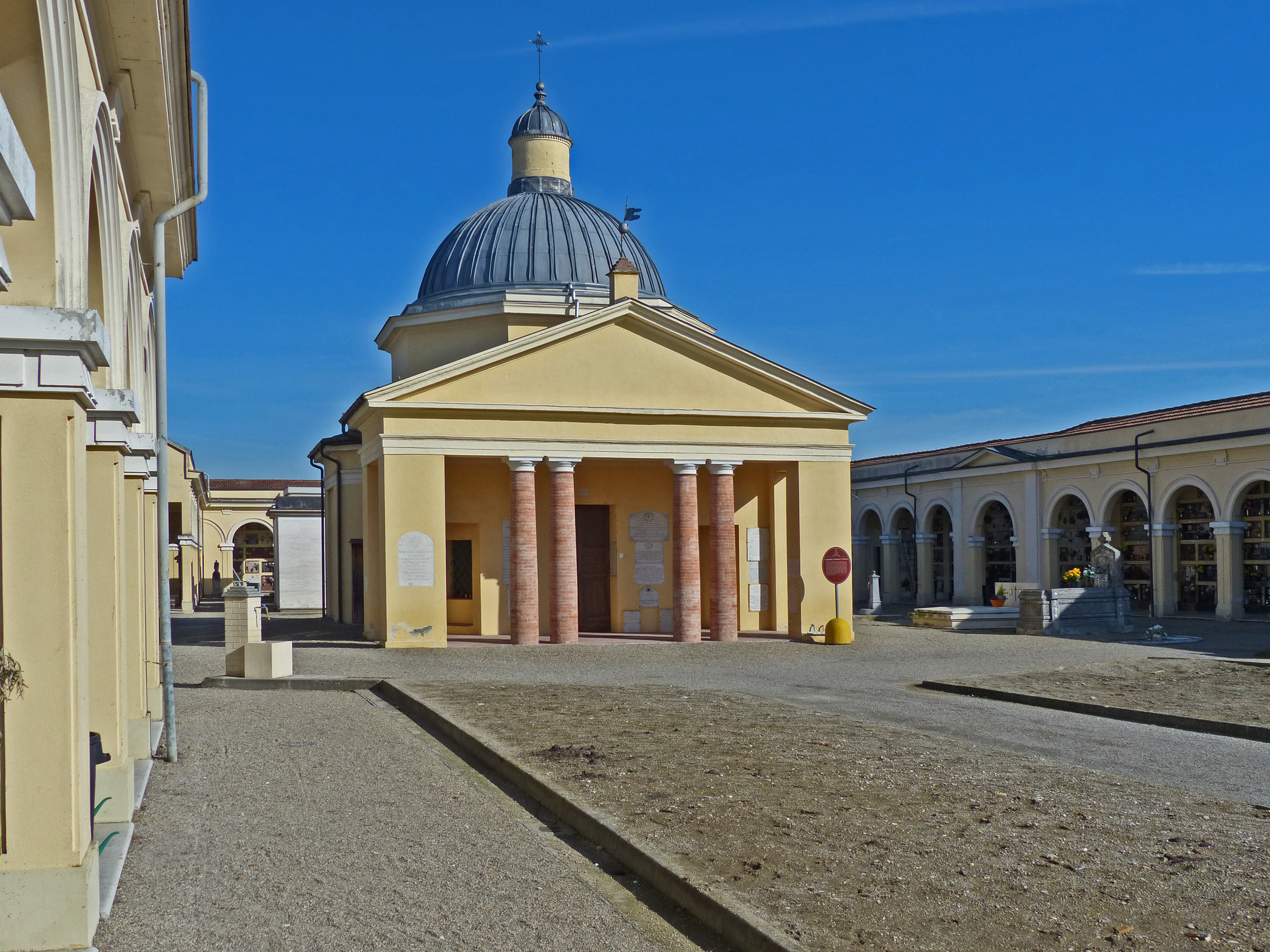  Immagine LA CAPPELLA DEL CIMITERO DI CALERNO